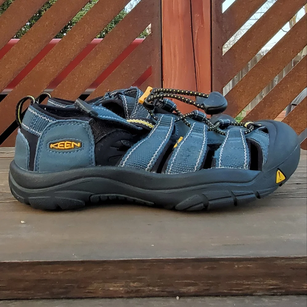 Keen Water Hiking Sandal Shoes. kids size 3. GPWC. Blue. Plenty of life left.